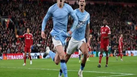 詹俊缅怀查尔顿爵士：传承友谊，纪念足球传奇