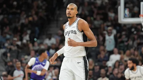 梅西斯助萨莱尼塔纳2-2战平AC米兰，意甲第26轮吉鲁传射雷比奇立功